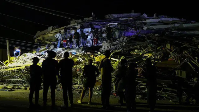 Rescatistas entre escombros de noche en La Guaira