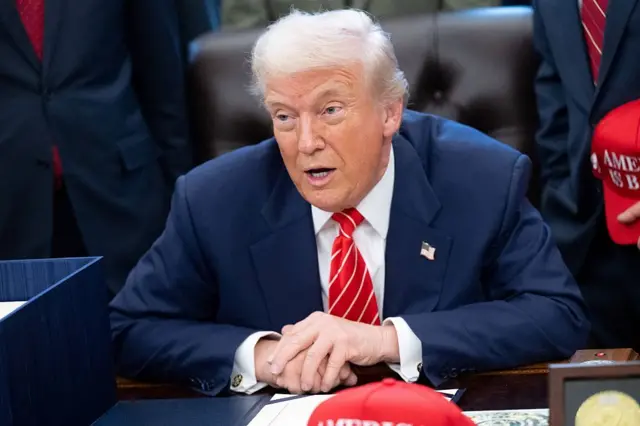 Donald Trump sentado em uma cadeira na Casa Branca.