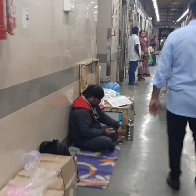 रुग्णालयांतील दृश्य