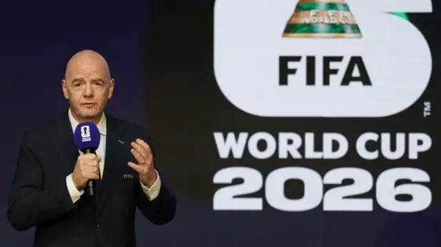 جام جهانی ۲۰۲۶ برای اولین بار با حضور ۴۸ تیم برگزار میشود و در مجموع شامل ۱۰۴ مسابقه خواهد بود