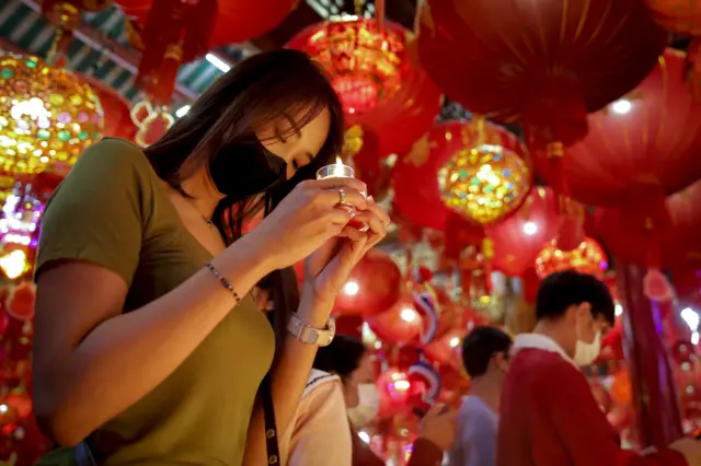 ชาวไทยเชื้อสายจีนไหว้พระเนื่องในโอกาสตรุษจีน