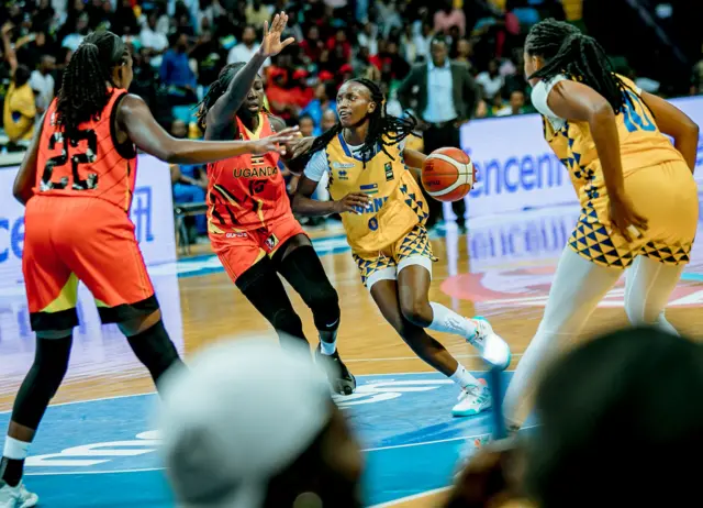 Sifa Ineza (ufite umupira) yatsinze amanota 19 afasha u Rwanda kugera bwa mbere muri 'demi-finale' ya AfroBasket