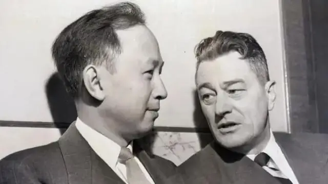 Qian Xuesen akiwa na wakili wake Grant Cooper katika kesi ya uhamisho mnamo Novemba 1950.