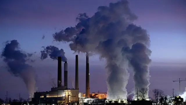 Columnas de humo saliendo de una planta generadora de electricidad a carbón en Kentucky, en Estados Unidos.