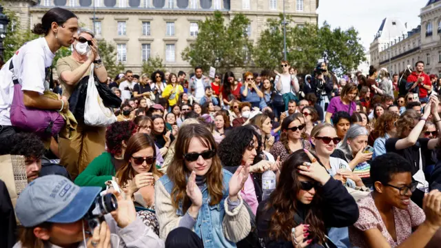 Pessoas reunidasroleta de bingo virtualprotestoroleta de bingo virtualapoio a Gisèle