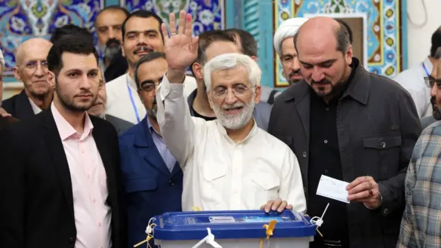 المرشح المحافظ سعيد جليلي يدلي بصوته في الانتخابات الرئاسية الإيرانية 2024