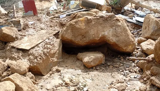 இலங்கை மண்சரிவு: சடலங்களை உறவினர்களே தேடி எடுக்கும் அவலம் - பிபிசி தமிழ் நேரில் கண்டவை