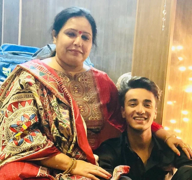 ਆਪਣੇ ਮਾਂ ਦੇ ਨਾਲ ਅਭਿਸ਼ੇਕ