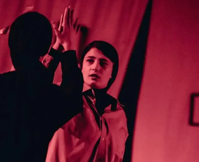 نمایش «بدون خروج»