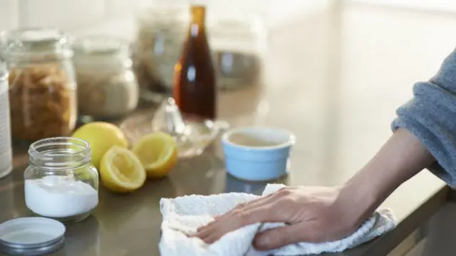 Mãopixbet tradicionalmulher limpando bancada da cozinha com pano