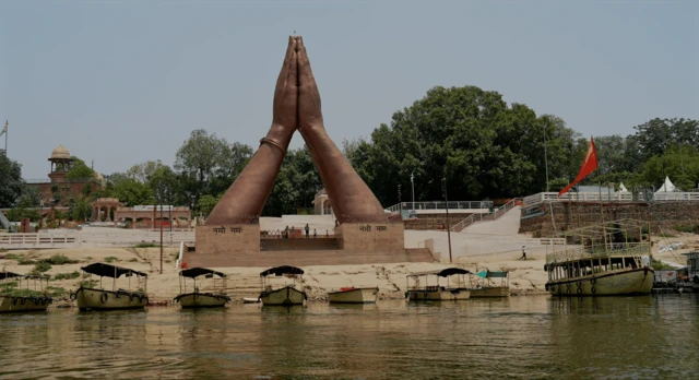  नमो घाट. बनारस में गंगा नदी के कुल 84 घाट है, नमो घाट उनमें से एक है