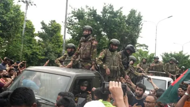 শেখ হাসিনার পদত্যাগের খবরে ঢাকায় সেনা সদস্যদের সঙ্গে হাত মেলাচ্ছেন আন্দোলনকারীরা
