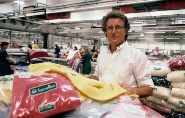 Luciano en la fábrica con rodeado de suéters