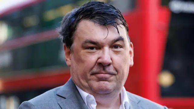 Police drop probe into Graham Linehan after Heathrow arrest - BBC News