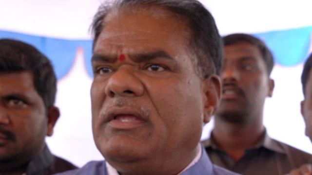 ஹைதராபாத்: இறுதி ஊர்வலத்திற்கு பறை வாசிக்காத தலித் குடும்பத்தை ஒதுக்கி வைத்த கிராமம் : உண்மையில் நடந்தது என்ன?
