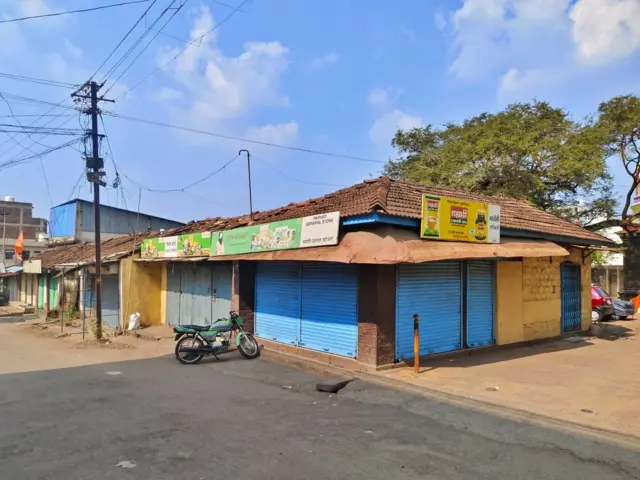 मंदिर आणि मशीद परिसरातील वादग्रस्त जमिनीवरील गाळे