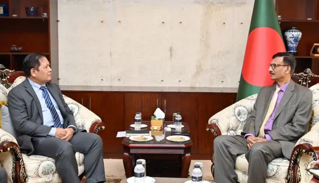 နယ်စပ်က လူကုန်ကူးမှုအရေးကိစ္စတွေနဲ့ပတ်သက်ပြီး စစ်ကော်မရှင်ရဲ့ မြန်မာသံအမတ်ဦးကျော်စိုးမိုး(ဝဲဘက်)နဲ့ ဘင်္ဂလားဒေ့ရှ်ရဲ့ နိုင်ငံခြားရေးဝန်ကြီး မစ္စတာတိုဟစ်ဟူစိန်(ယာ)တို့ ၂၀၂၄ ခုနှစ်က တွေ့ဆုံခဲ့တဲ့မြင်ကွင်း