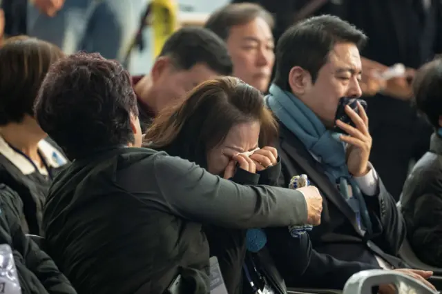 12.29 제주항공 여객기 참사 1주기인 29일 오전 전남 무안국제공항에서 추모식이 엄수되고 있는 가운데 추모식에 참석한 유가족들이 슬픔을 참지 못하고 흐느끼고 있다