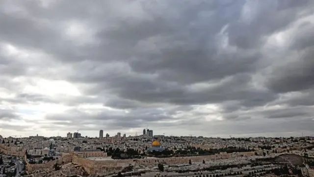 الجيش الإسرائيلي يسقط صاروخين فوق القدس ومناطق أخرى، انطلقا من شمال غزة