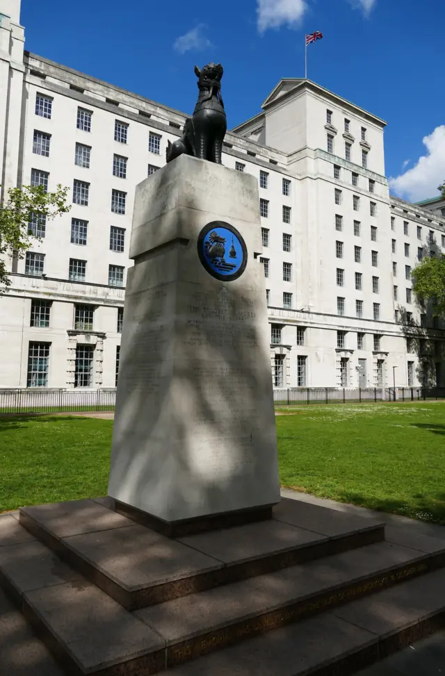 ဗြိတိသျှကာကွယ်ရေး၀န်ကြီးရုံးနားက ခြင်းဒစ် ကျောက်တိုင်