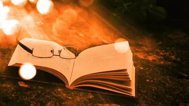 تصویری از کتاب و عینک 