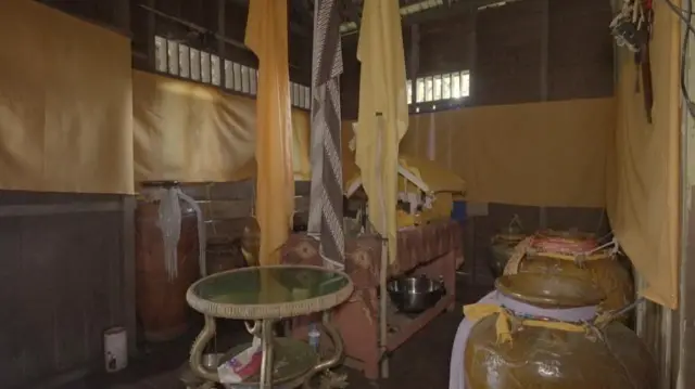 Rumah Gandhie penuh dengan barang-barang peninggalan orang tuanya. Benda-benda itu memiliki makna sakral dan dipercaya dihuni oleh makhluk suci. 