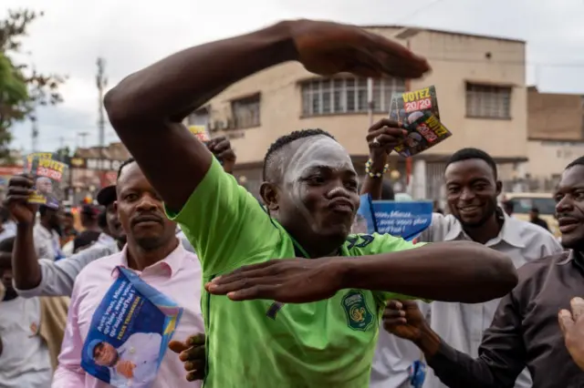 Des partisans du président Félix Tshisekedi célèbrent la victoire devant le siège du parti UDPS (Union pour la démocratie et le progrès social) à Lubumbashi, le 31 décembre 2023.