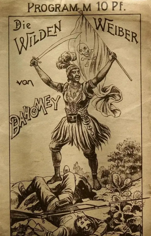 Une image qui montre un guerrier sur un champ de bataille avec une personne étendue sur le sol, le guerrier lève les deux mains en signe de victoire et a une épée dans sa main droite.