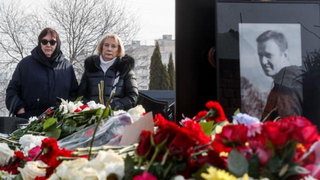 لودميلا، والدة نافالني تقف على قبر ابنها في مقبرة على مشارف موسكو
