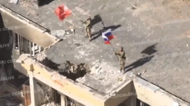Des blogueurs militaires pro-Kremlin ont publié des images montrant des drapeaux russes flottant sur des bâtiments en ruine.