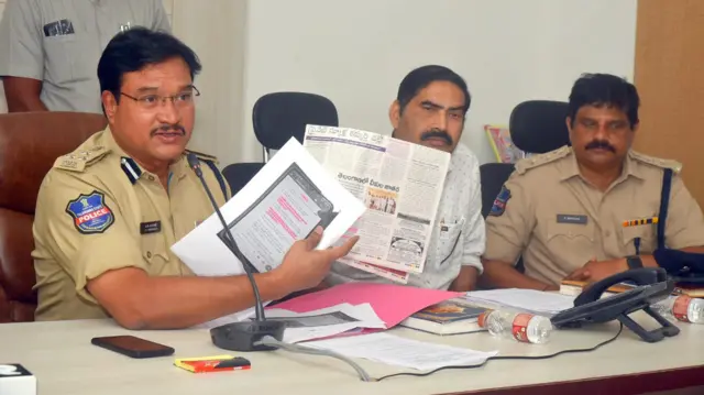 మీడియా సమావేశంలో మాట్లాడుతున్న వరంగల్ పోలీసు కమిషనర్ రంగనాథ్