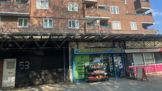 Dukaammo iyo guryo la deggan yahay 