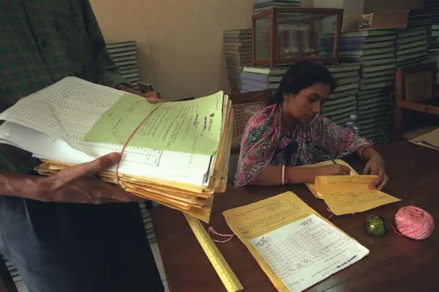 শুরু থেকে গ্রামীণ ব্যাংক দারিদ্র বিমোচন ও ক্ষুদ্র ঋণ নিয়ে কাজ করে আসছিলো