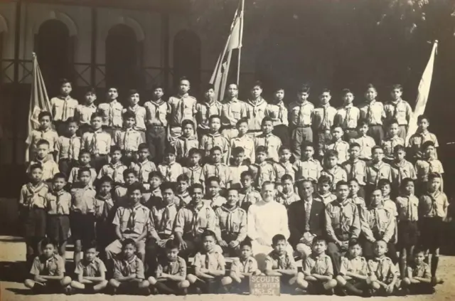 စိန့်ပီတာကျောင်းက ကင်းထောက် ဇော်မြင့်မောင် (တတိယတန်း ညာမှ ဒုတိယ)