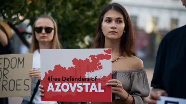 यूक्रेन के सैनिकों की वापसी की मांग करती कार्यकर्ता