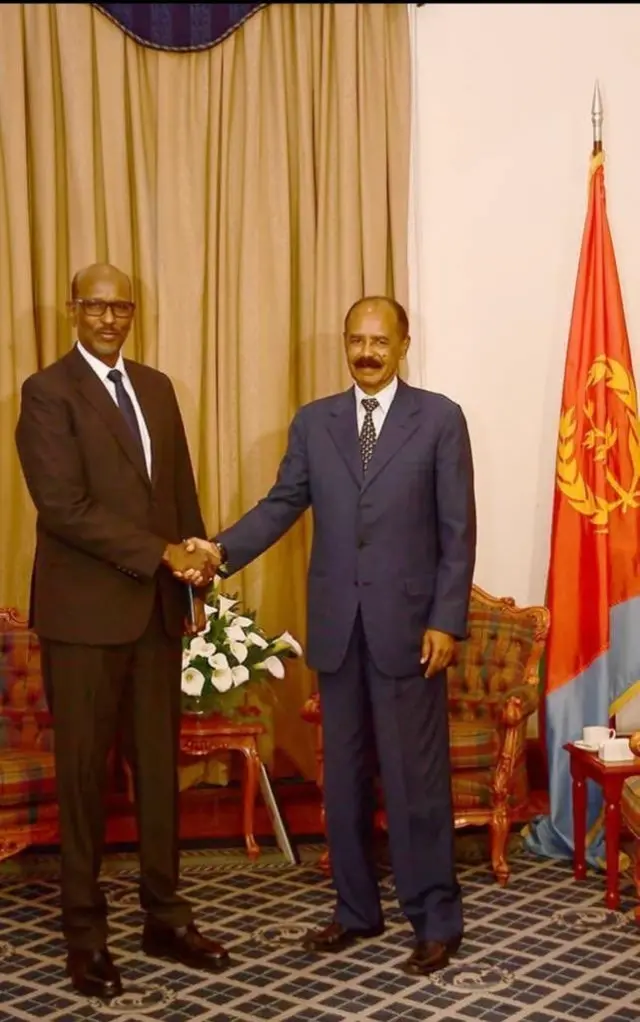 ኣምባሳደር ዑመር ሸኽ ዓሊ ኢድሪስ ወረቐት ስርሑ ንፕረዚደንት ኢሳይያስ እናረከበ