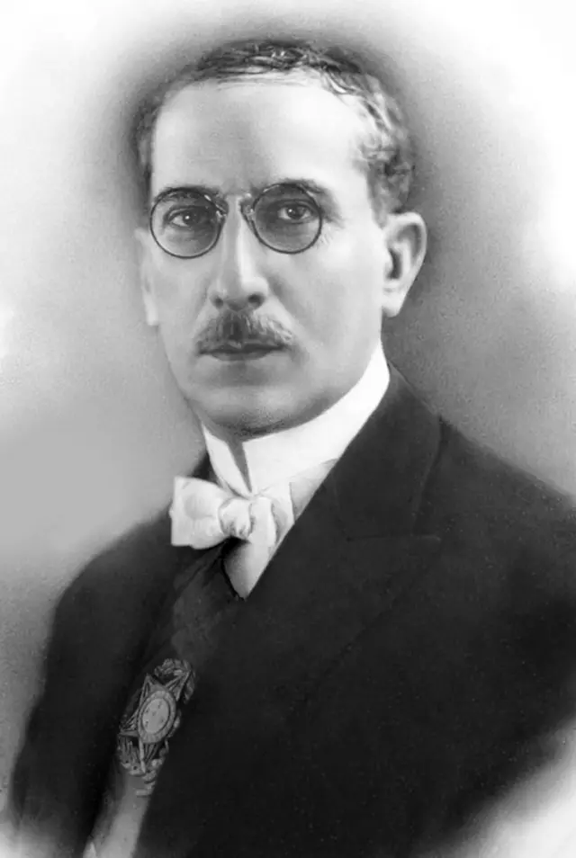 Artur Bernardes de óculos e gravata borboleta em retrato em preto e branco
