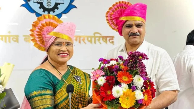 बदलापूर येथील शैक्षणिक संस्थेचे सचिव तुषार आपटे यांना कुळगाव–बदलापूर नगरपरिषदेत 'स्वीकृत नगरसेवक' म्हणून भाजपने संधी दिली होती. पण या प्रकरणावरून मोठी टीका झाली