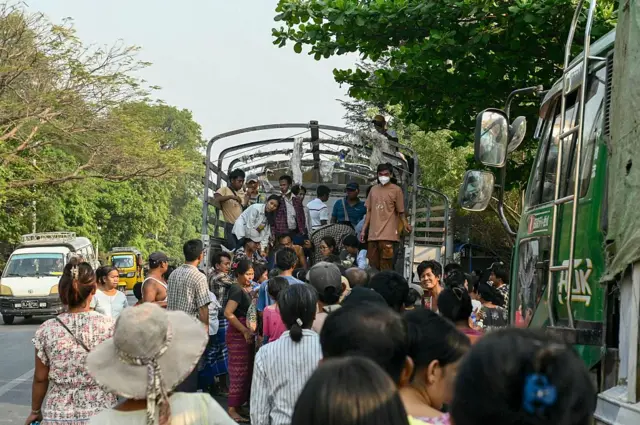 ငလျင်အကူအညီတန်းစီယူနေကြသူတွေ 