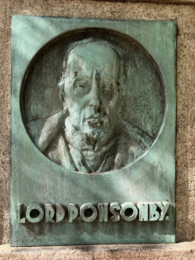 Primer plano del monumento a Lord Ponsonby en Montevideo.