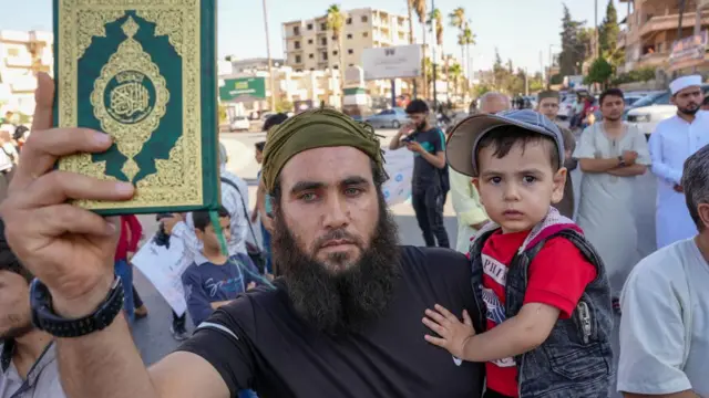 তুর্কি শহর দিয়ারবাকিরে পথে নেমেছিলেন পিতা-পুত্র