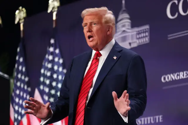 ډونلډ ټرمپ په وار وار ویلي، د طالبانو تر کنټرول لاندې افغانستان کې "د امریکایي وسلو ترټولو ستر پېر او پلور" کېږي.