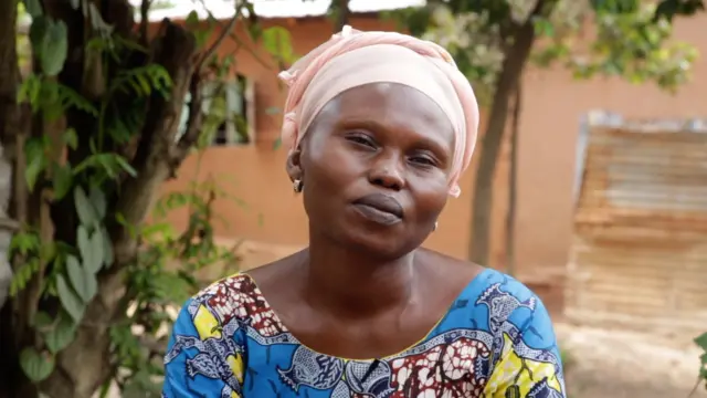 Makavo Annelle Jocelyne, agent de santé communautaire, sensibilise les habitants de son quartier aux risques de la variole.
