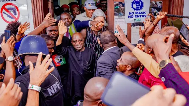 Alex Otti dịka ọ na-ekele ndị mmadụ