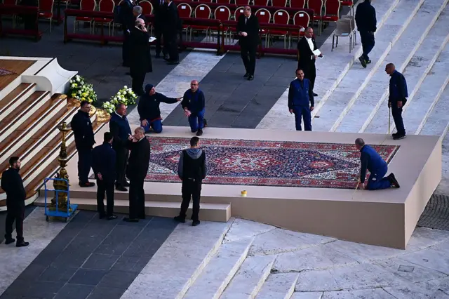 Alfombra que alojará el ataúd durante la ceremonia