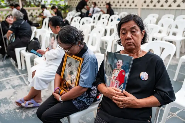 พสกนิกรแสดงความอาลัย หลังทราบประกาศสำนักพระราชวัง โดยพวกเขาไปรอเฝ้าอยู่ที่อาคารภูมิสิริมังคลานุสรณ์ รพ.จุฬาลงกรณ์ เมื่อ 12 มิ.ย.