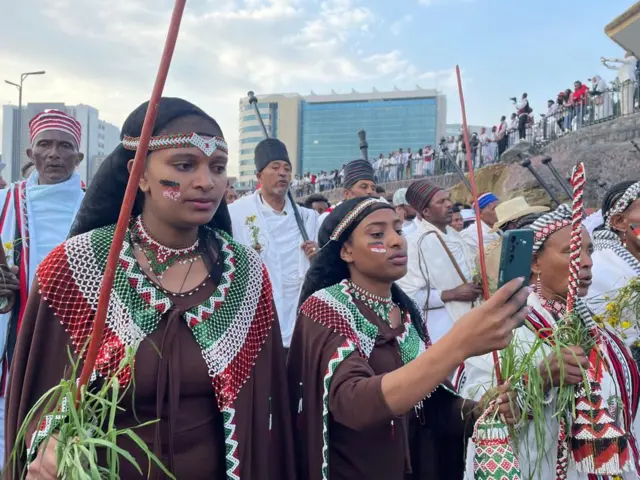 'ፈጣሪያችን ሆይ አንተ ያጸደቅከው ነው አብቦ ፍሬ ያፈራው፤ ለዚህም እናመስግንሃለን' በማለት እርጥብ ነገር ተይዞ ይወጣል