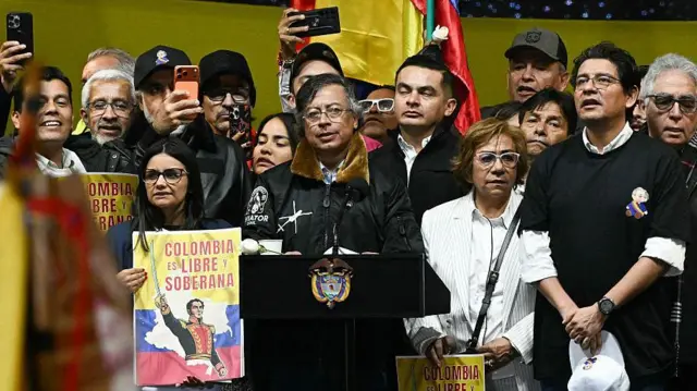 ထရမ့်ရဲ့ ခြိမ်းခြောက်မှုကို ဆန့်ကျင်ဆန္ဒပြပွဲမှာ တွေ့ရတဲ့ ကိုလံဘီယာသမ္မတ ဂတ်စတာဗို ပတ်ထရို