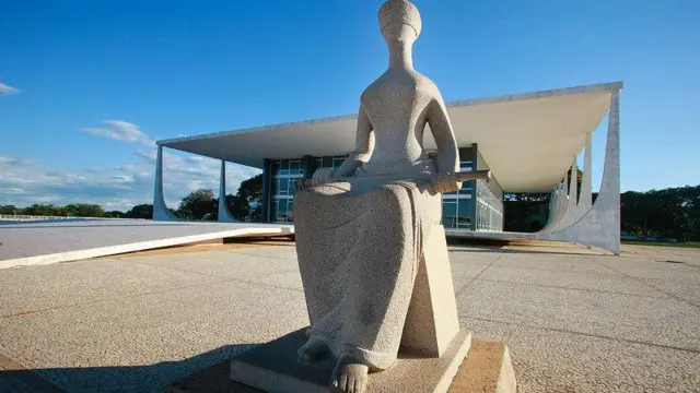 Fachada do STF com estátua simbolizando a Justiça em frente