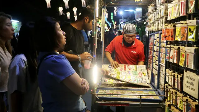 기념품을 구경하고 있는 사람들